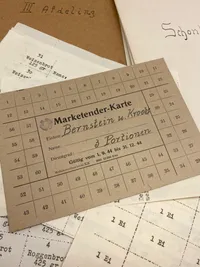 Ekstremt sjældent originalt lot som hidrører den tyske flygtningelejr på Krenkerup gods - et spændende lot med masser af personlige papirer på både dansk og tysk samt rationeringsmærker, passérsedler
