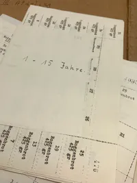 Ekstremt sjældent originalt lot som hidrører den tyske flygtningelejr på Krenkerup gods - et spændende lot med masser af personlige papirer på både dansk og tysk samt rationeringsmærker, passérsedler