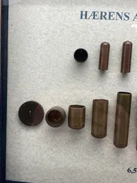 HA/Hærens Ammunitionsarsenal. Trækstadier i fremstillingen af dansk 6,5 x 55 patron M 1948 og projektil