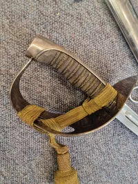 Fin velholdt dansk sabel M/1950 med fæste af forsølvet  tombak.
Skede er forkromet stål