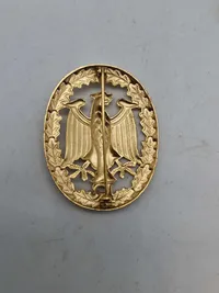 Sjældent originalt lot fra samme mand som har været tysk soldat under ww2 og har fortsat i forsvaret efter krigen. Bemærk hans erstatnings urkunder på hans ww2 ordner, bl.a. nahrkampfspange