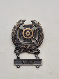 Sjældent originalt lot fra samme mand som har været tysk soldat under ww2 og har fortsat i forsvaret efter krigen. Bemærk hans erstatnings urkunder på hans ww2 ordner, bl.a. nahrkampfspange