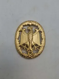 Sjældent originalt lot fra samme mand som har været tysk soldat under ww2 og har fortsat i forsvaret efter krigen. Bemærk hans erstatnings urkunder på hans ww2 ordner, bl.a. nahrkampfspange