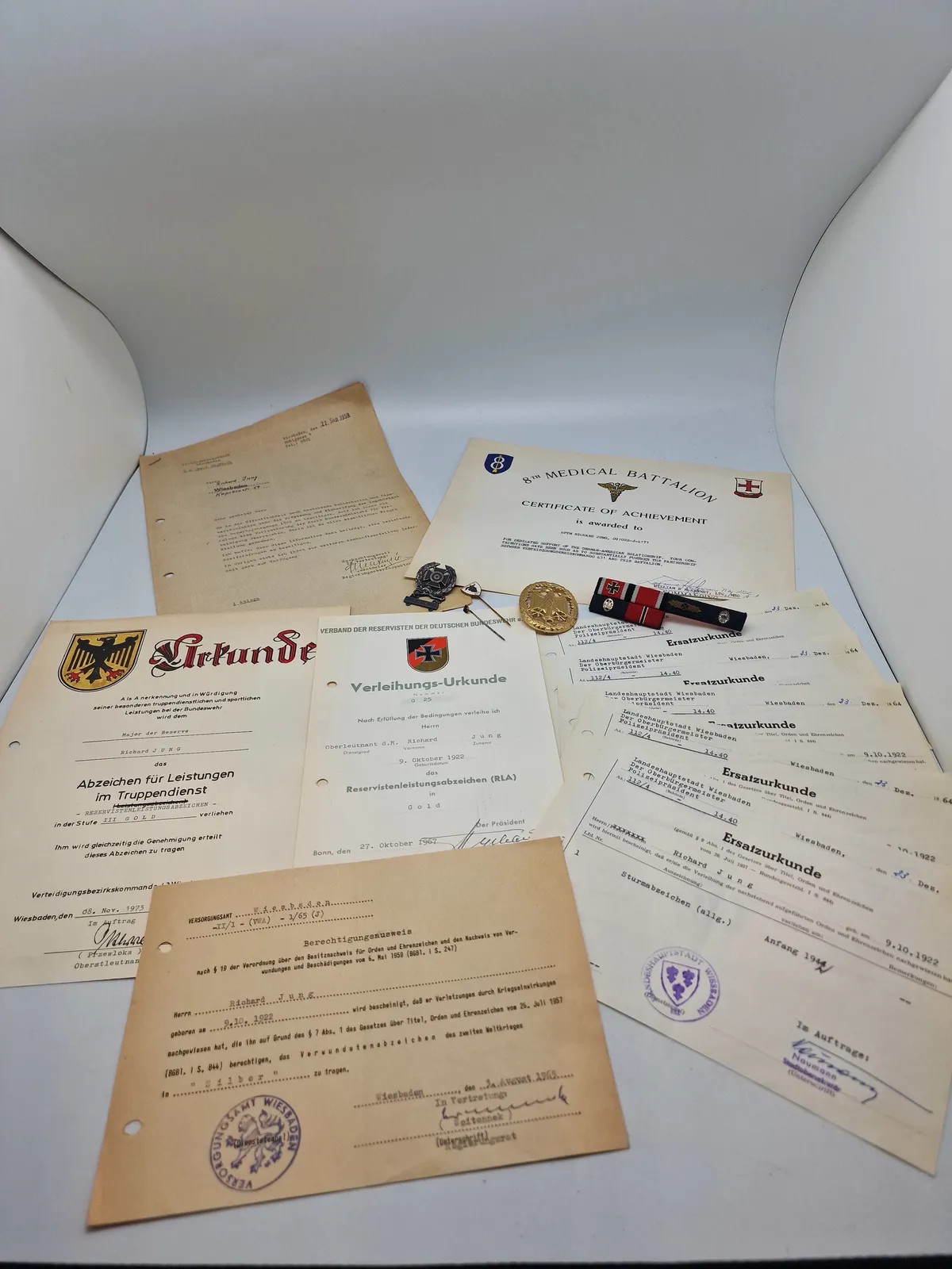 Sjældent originalt lot fra samme mand som har været tysk soldat under ww2 og har fortsat i forsvaret efter krigen. Bemærk hans erstatnings urkunder på hans ww2 ordner, bl.a. nahrkampfspange
