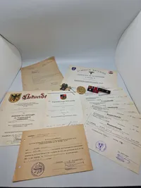 Sjældent originalt lot fra samme mand som har været tysk soldat under ww2 og har fortsat i forsvaret efter krigen. Bemærk hans erstatnings urkunder på hans ww2 ordner, bl.a. nahrkampfspange