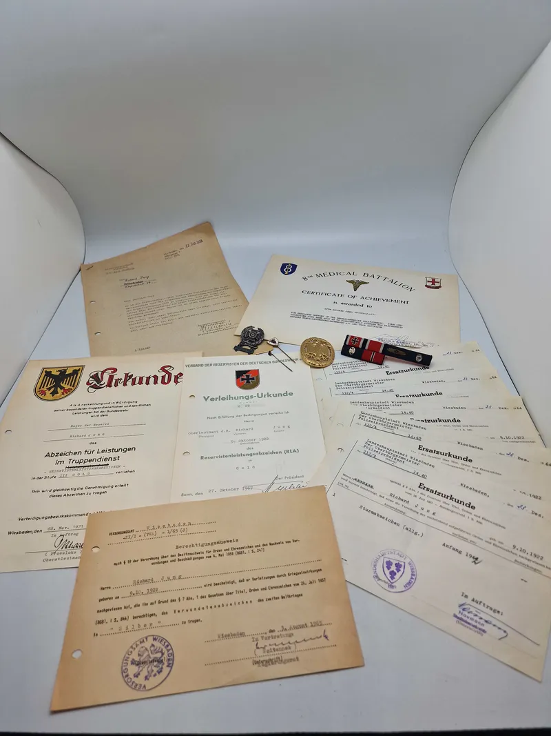 Sjældent originalt lot fra samme mand som har været tysk soldat under ww2 og har fortsat i forsvaret efter krigen. Bemærk hans erstatnings urkunder på hans ww2 ordner, bl.a. nahrkampfspange