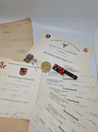 Sjældent originalt lot fra samme mand som har været tysk soldat under ww2 og har fortsat i forsvaret efter krigen. Bemærk hans erstatnings urkunder på hans ww2 ordner, bl.a. nahrkampfspange