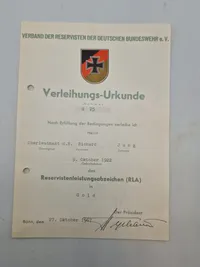 Sjældent originalt lot fra samme mand som har været tysk soldat under ww2 og har fortsat i forsvaret efter krigen. Bemærk hans erstatnings urkunder på hans ww2 ordner, bl.a. nahrkampfspange