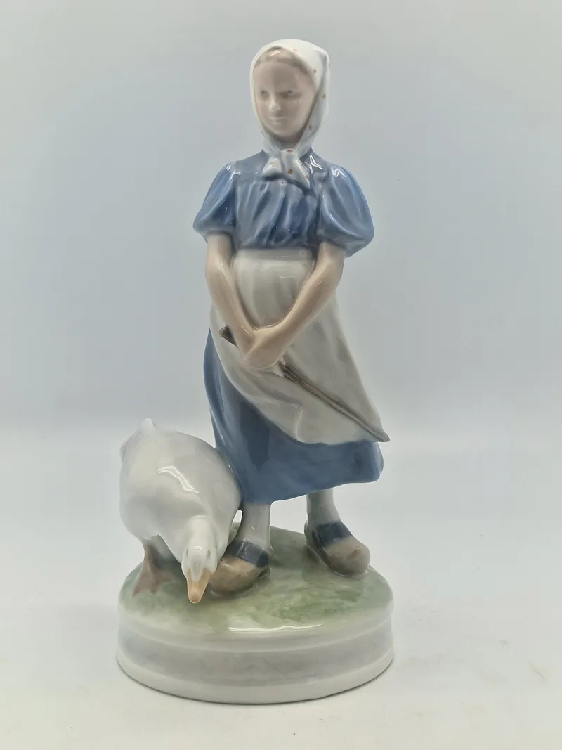 Royal Copenhagen. Gåsepige - Model 527