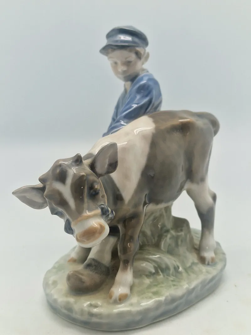 Royal Copenhagen Dreng Med Kalv Figur Nr. 772
Designer Christian Thomsen