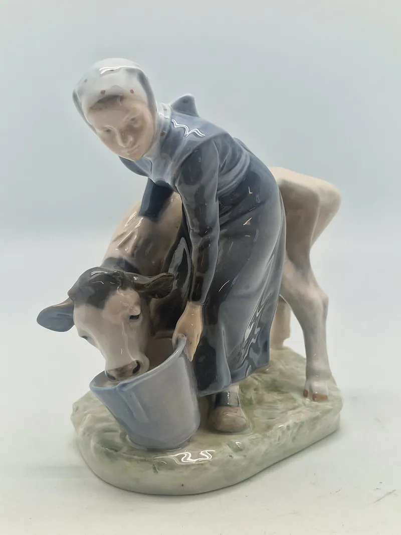 Royal Copenhagen Figur Pige med Kalv No 779