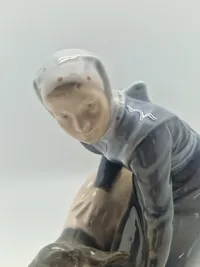 Royal Copenhagen Figur Pige med Kalv No 779