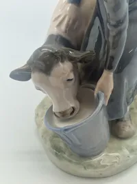 Royal Copenhagen Figur Pige med Kalv No 779