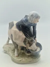 Royal Copenhagen Figur Pige med Kalv No 779