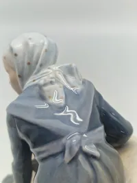 Royal Copenhagen Figur Pige med Kalv No 779