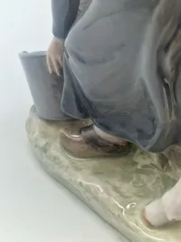 Royal Copenhagen Figur Pige med Kalv No 779
