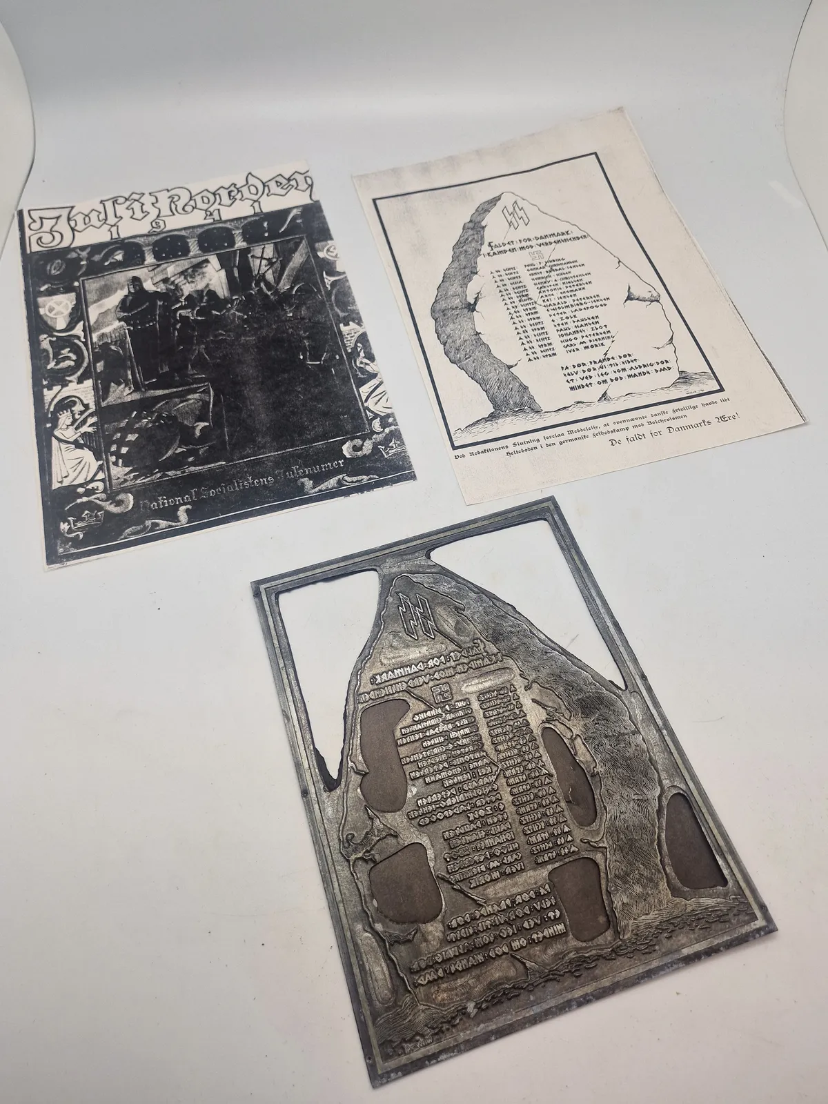 Ekstremt sjælden & unik prægematrice brugt til tryk i det dansk nazistiske blad “Jul i Norden” 1941 - matricen forstiller en mindesten for Frikorps Danmarks faldne - et stykke Danmarkshistorie