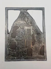 Ekstremt sjælden & unik prægematrice brugt til tryk i det dansk nazistiske blad “Jul i Norden” 1941 - matricen forstiller en mindesten for Frikorps Danmarks faldne - et stykke Danmarkshistorie