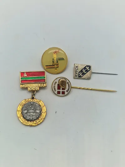 Samling militæres pins og nåle mm