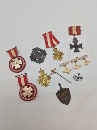 Samling militære pins og nåle