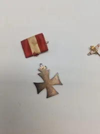 Samling militære pins og nåle