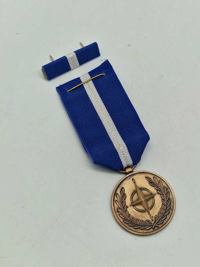 Original ISAF medalje med spange
