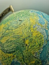 Ældre globus hvor Tysklands opdeling er tegnet op - med mindre hul i kuglen