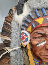 Stort indianer hoved til ophæng på væg