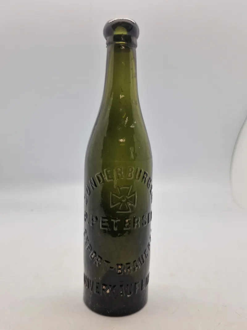 Sjælden original flaske fra P.Petersen (Sønderborg/Sonderburg) bemærk teksten er tysk, da flasken er fra før genforeningen 1920