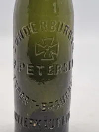 Sjælden original flaske fra P.Petersen (Sønderborg/Sonderburg) bemærk teksten er tysk, da flasken er fra før genforeningen 1920