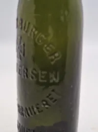 Sjælden original flaske fra P.Petersen (Sønderborg/Sonderburg) bemærk teksten er tysk, da flasken er fra før genforeningen 1920