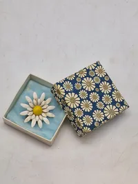 Ældre marguerit broche med æske