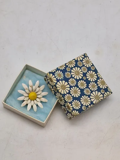 Ældre marguerit broche med æske