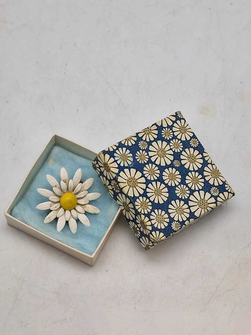 Ældre marguerit broche med æske