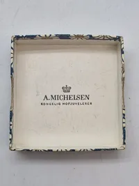 Ældre marguerit broche med æske