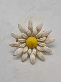 Ældre marguerit broche med æske