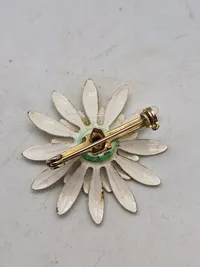 Ældre marguerit broche med æske
