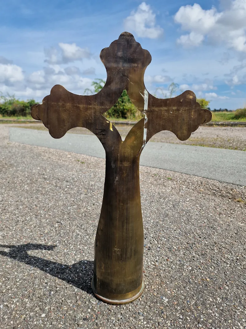 Sjældent originalt 105 mm hylster lavet som stage og udformet som kors - hidrører fra feltpræst