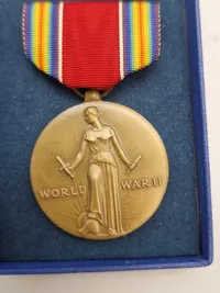 Original world war 2 Victory Medal med spange og æske