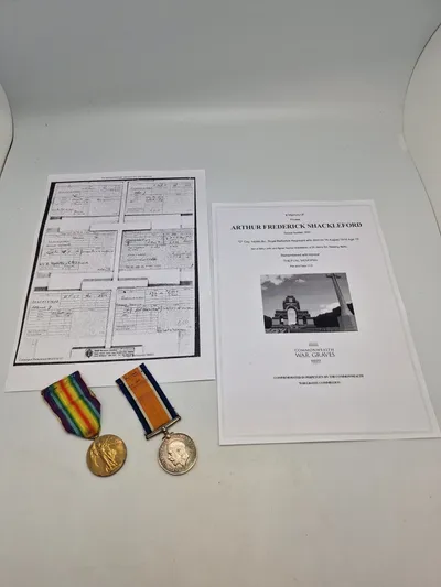 Original WW1  War Medal, samt Victory medal - givet til  : 3023 CORP. A.J. SHACKLEFORD R. BERKS. R. Der faldt ved Some 14/8-1916 KIA
