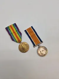 Original WW1  War Medal, samt Victory medal - givet til  : 3023 CORP. A.J. SHACKLEFORD R. BERKS. R. Der faldt ved Some 14/8-1916 KIA