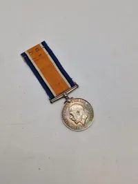 Original WW1  War Medal, samt Victory medal - givet til  : 3023 CORP. A.J. SHACKLEFORD R. BERKS. R. Der faldt ved Some 14/8-1916 KIA
