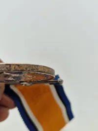 Original WW1  War Medal, samt Victory medal - givet til  : 3023 CORP. A.J. SHACKLEFORD R. BERKS. R. Der faldt ved Some 14/8-1916 KIA