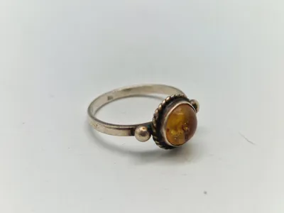Fingerring af sterlingsølv fra 1920’erne - med indlæg af rav
