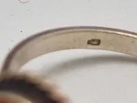 Fingerring af sterlingsølv fra 1920’erne - med indlæg af rav