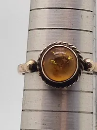 Fingerring af sterlingsølv fra 1920’erne - med indlæg af rav