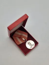 Original fortjenst medalje af sterlingsølv med æske - Frederik IX