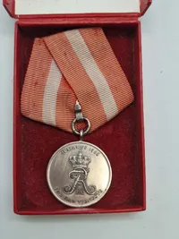 Original fortjenst medalje af sterlingsølv med æske - Frederik IX