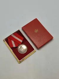 Original fortjenst medalje af sterlingsølv med æske - Christian X