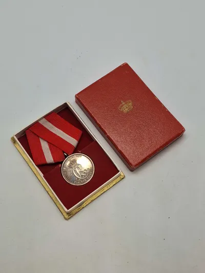 Original fortjenst medalje af sterlingsølv med æske - Christian X